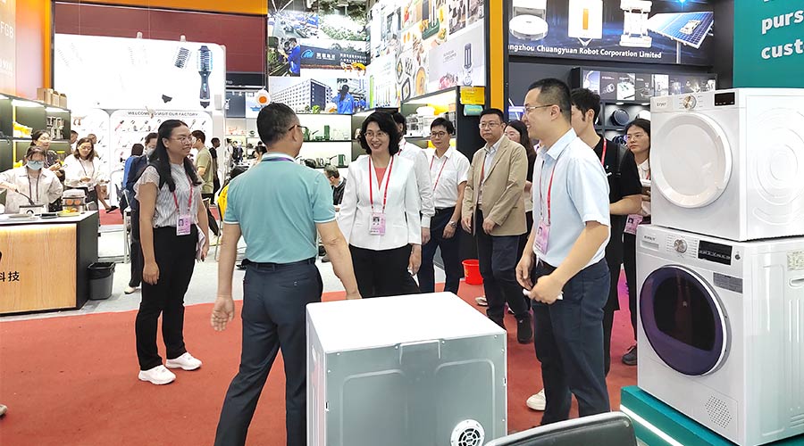 廣交會(huì)迎來(lái)大咖！江門(mén)市市長(zhǎng)親臨金環(huán)電器展位參觀(guān)交流