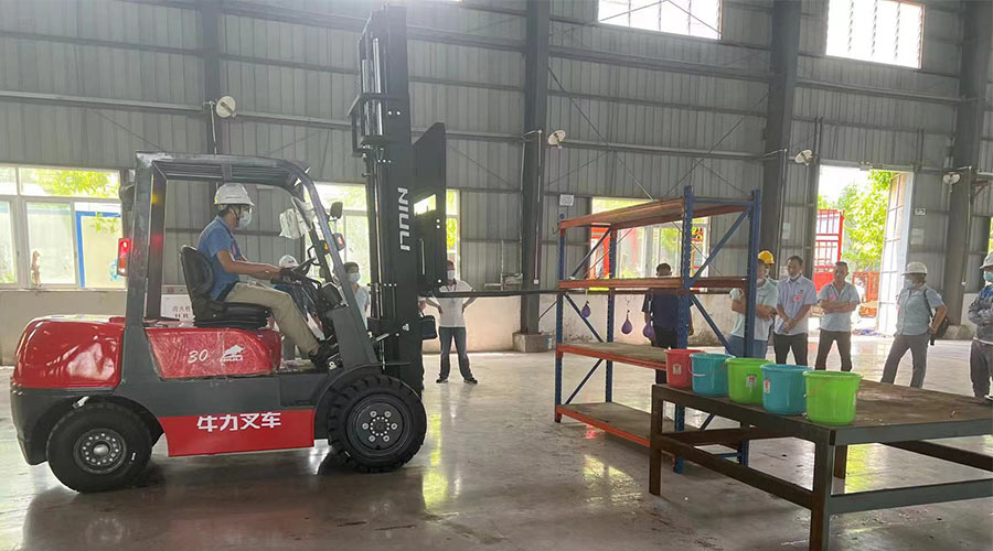 比技能 展風采！金環(huán)電器參與鶴城鎮(zhèn)第二屆企業(yè)職工叉車技能競賽